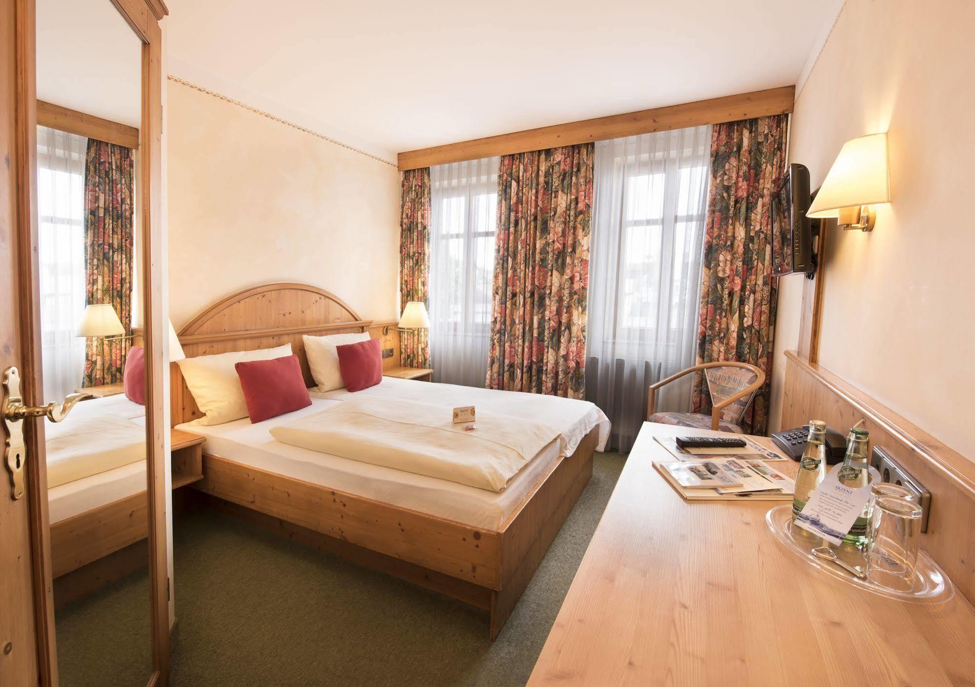 Akzent Hotel Krone Helmstadt Exterior foto